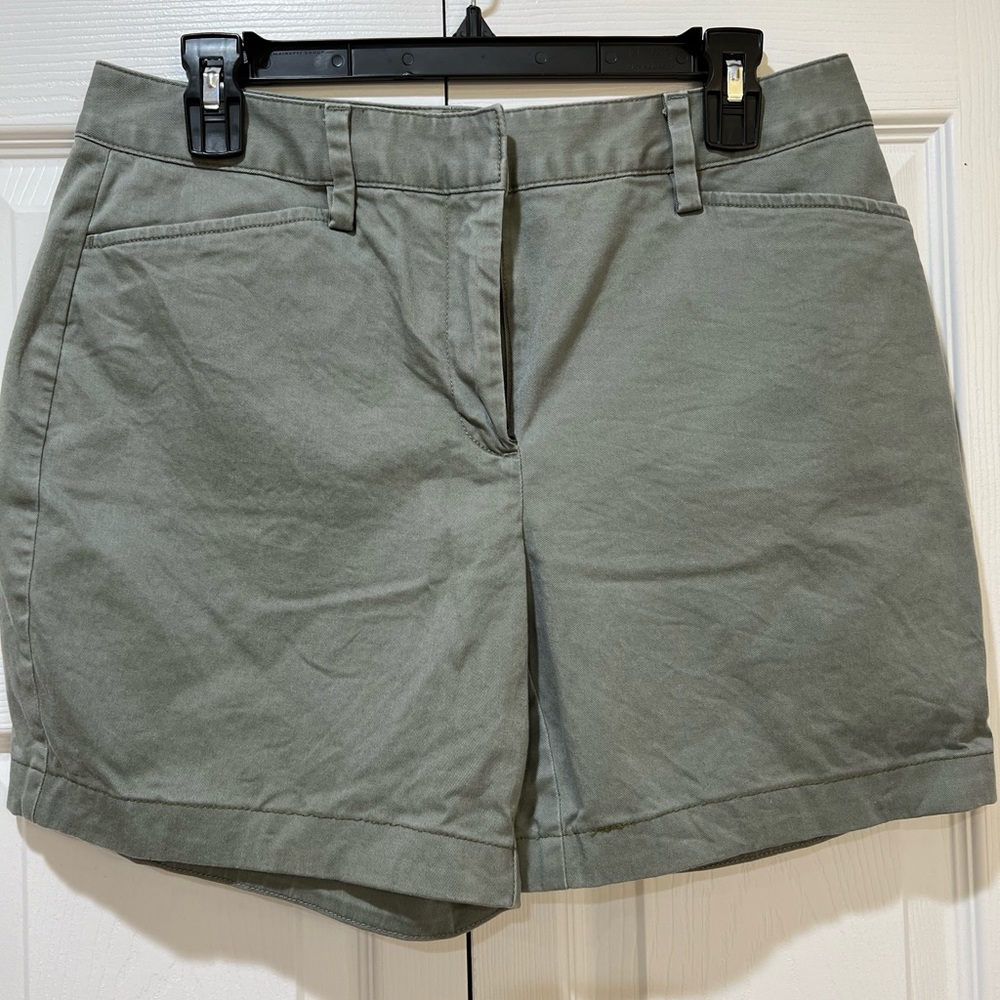 New Lands End Shorts size 8. Olive color